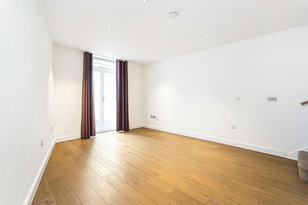 Property photo 1 of 11 Reception Room