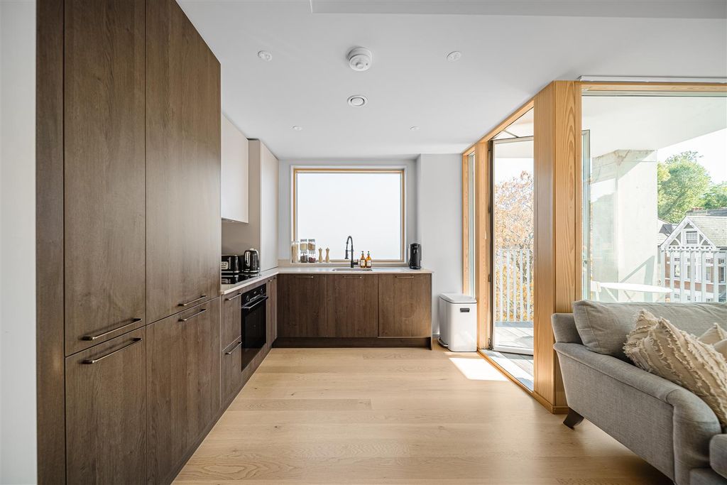 Property photo 2 of 14 Knollys Road-04.Jpg