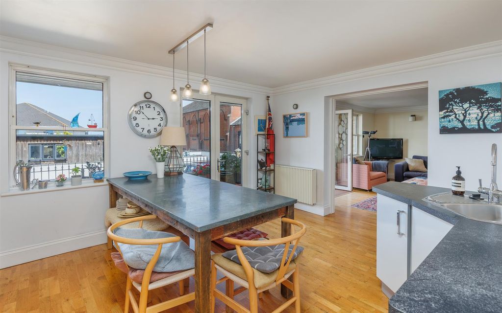 Property photo 3 of 22 Dining Area
