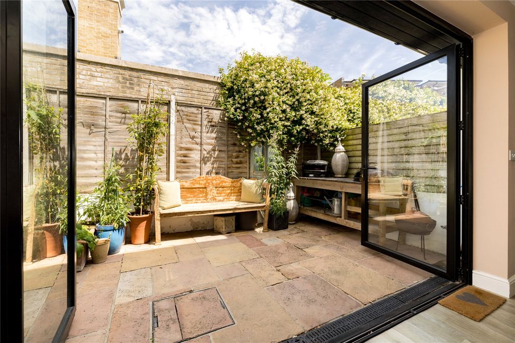 Property photo 2 of 36 Picture No. 03