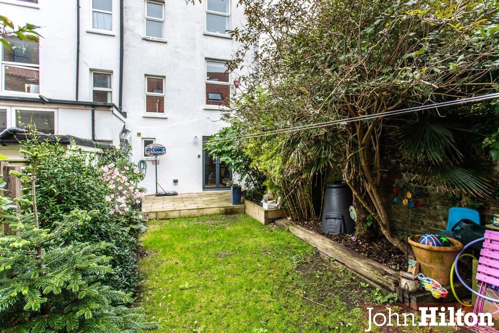 Property photo 3 of 18 Brading Road10.Jpg