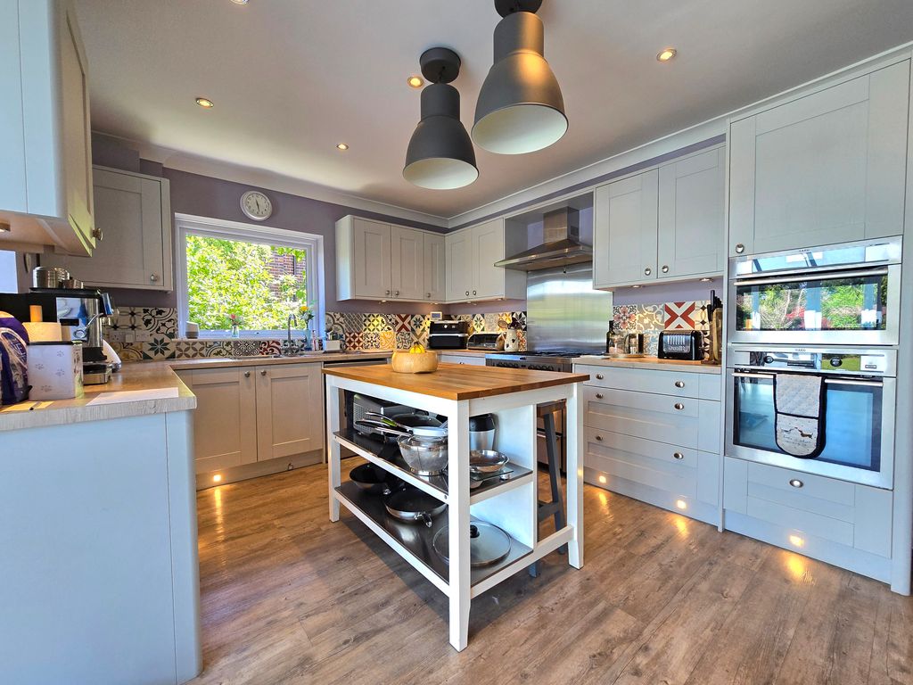 Property photo 2 of 19 Or Kitchen (2)
