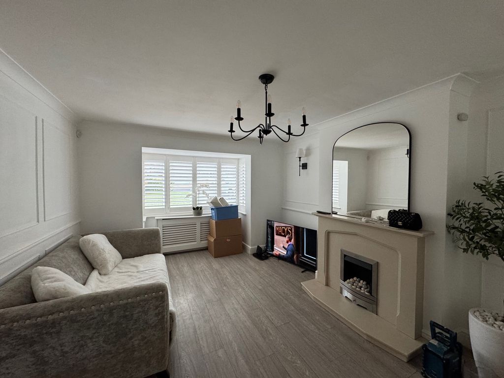 Property photo 3 of 13 Lounge