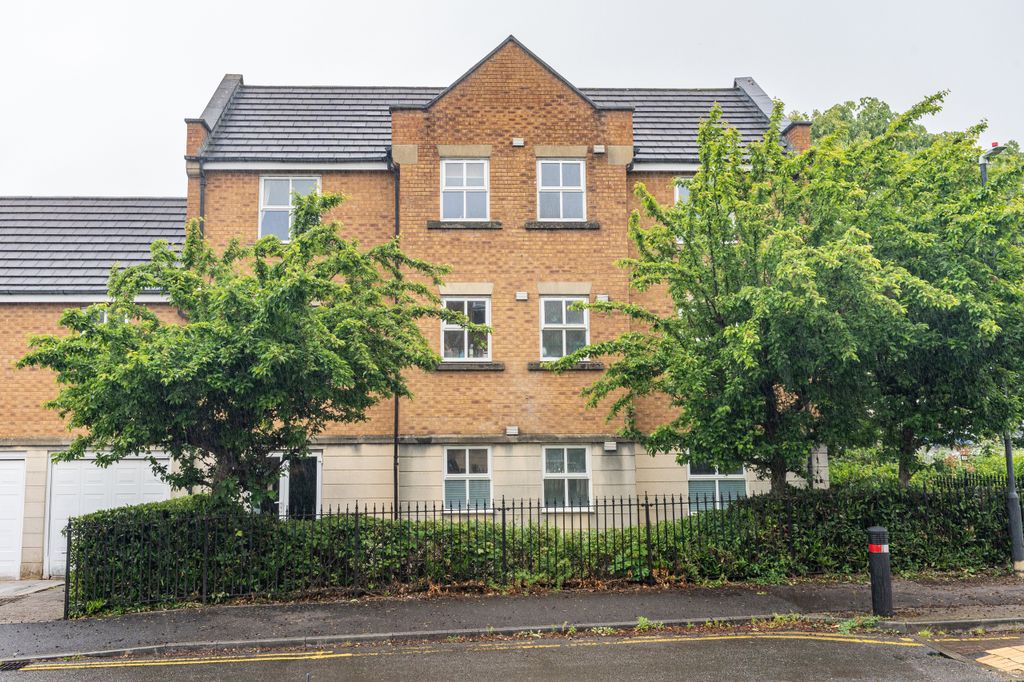 Property photo 1 of 14 Lancelot Road-16