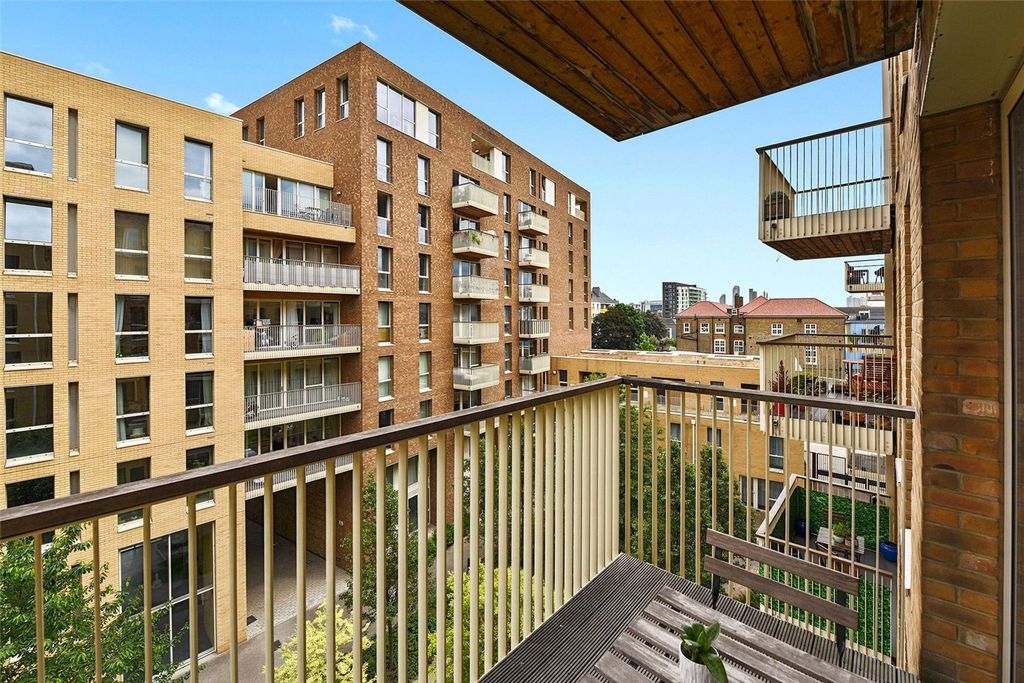 Property photo 2 of 8 Oxley Square, Bow E3