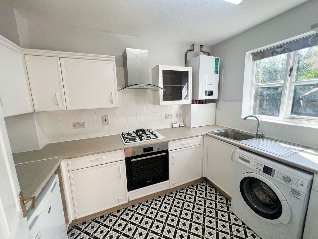 Property photo 2 of 11 Bryony Close Ig10