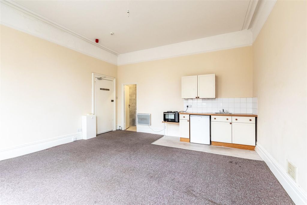 Property photo 3 of 6 Studio Room/Kitchen