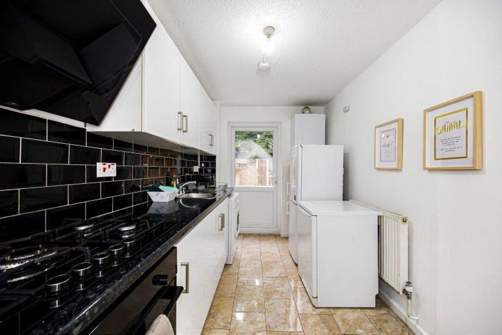 Property photo 2 of 7 Kitchen