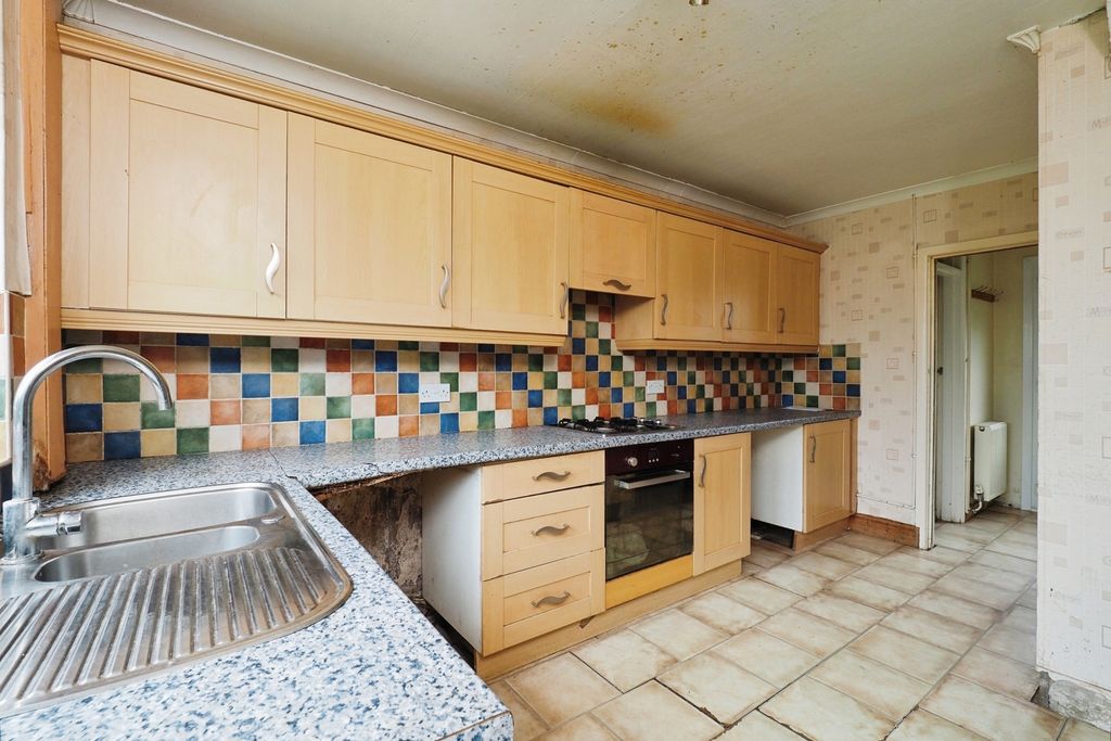 Property photo 2 of 16 Fitted Kitchen