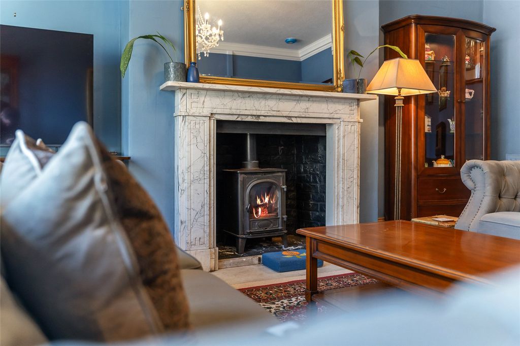 Property photo 3 of 31 Living Room