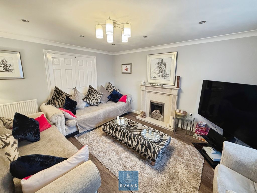 Property photo 2 of 17 Lounge