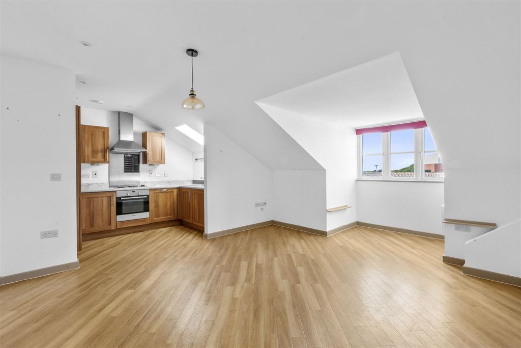 Property photo 2 of 15 189 Viridian Square, Hp21 7Fz (Low Res)-1.Jpg