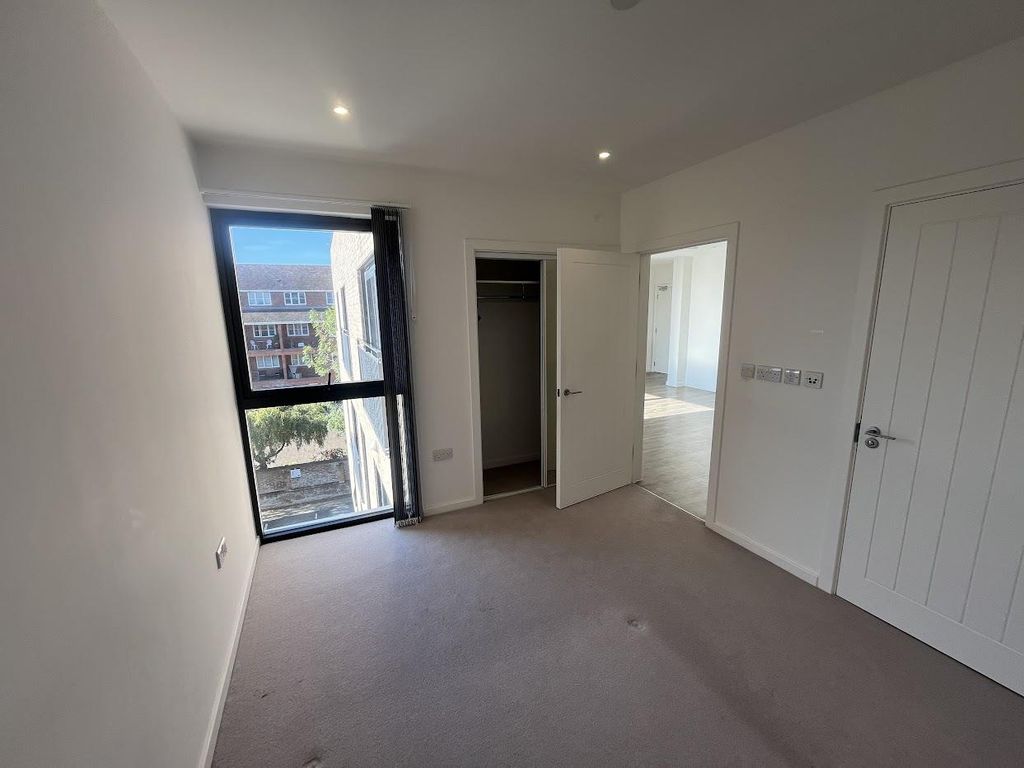 Property photo 1 of 4 Bedroom 24 Aston House.Jpg