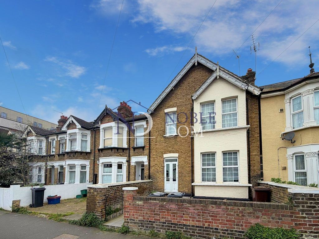 Property photo 1 of 6 Two Bedroom Split-Level Flat In Hounslow