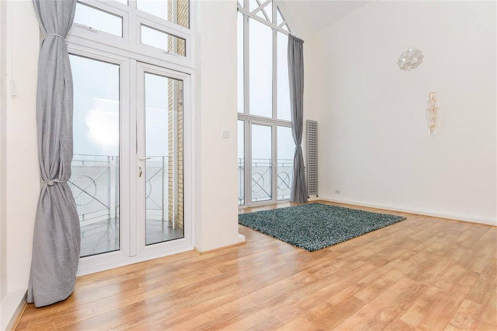 Property photo 2 of 14 Lounge