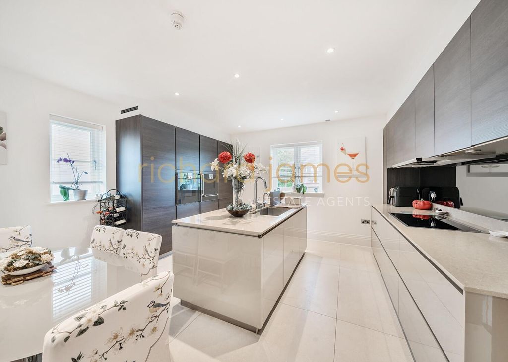 Property photo 2 of 20 2ce43B30-Fd9d-463E-95B6-047Ff350Fd87.Jpg