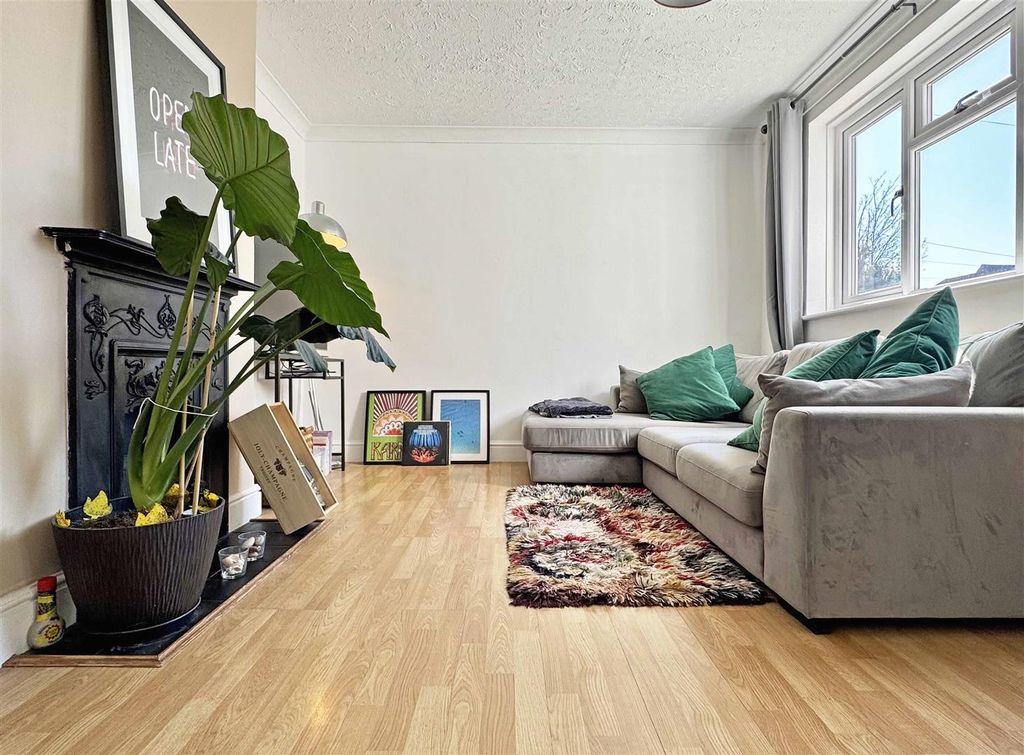 Property photo 3 of 16 Lounge.Jpg