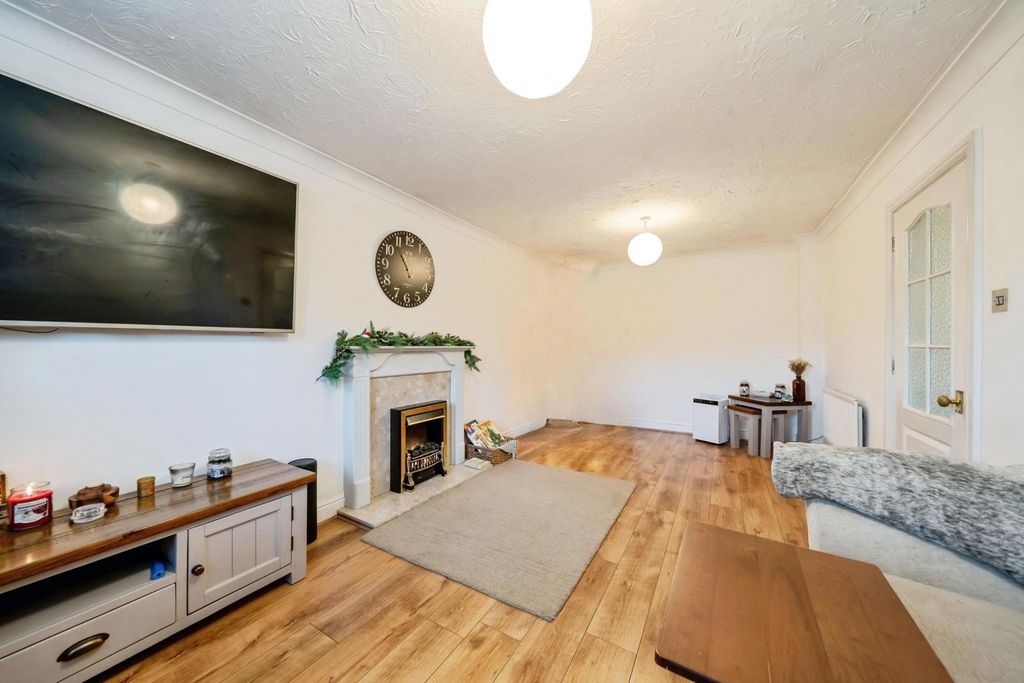 Property photo 2 of 12 Lounge