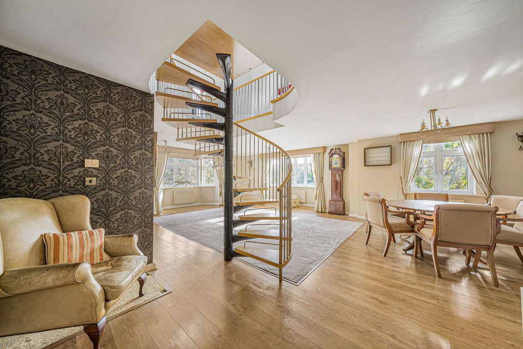 Property photo 2 of 27