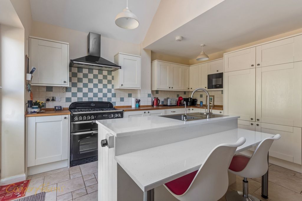 Property photo 3 of 8 Kitchen