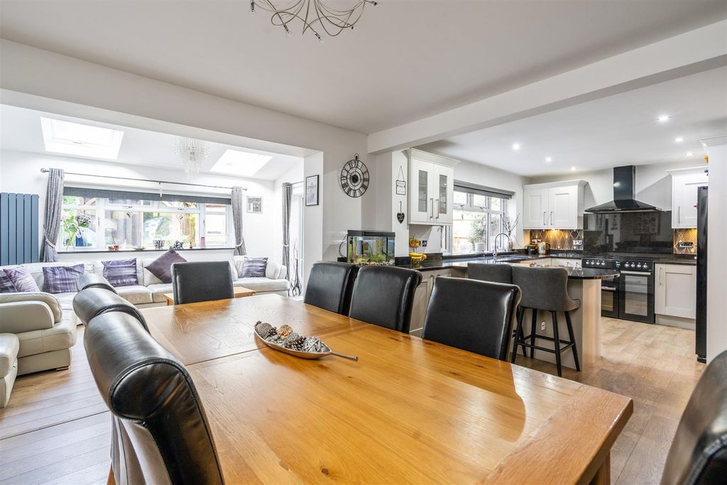 Property photo 2 of 16 11 Whiteslade Close_8.Jpg