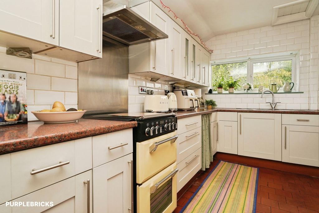 Property photo 2 of 25 Kitchen/Breakfast