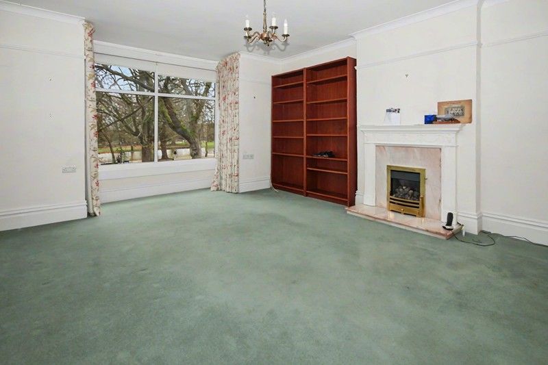 Property photo 2 of 15 Lounge