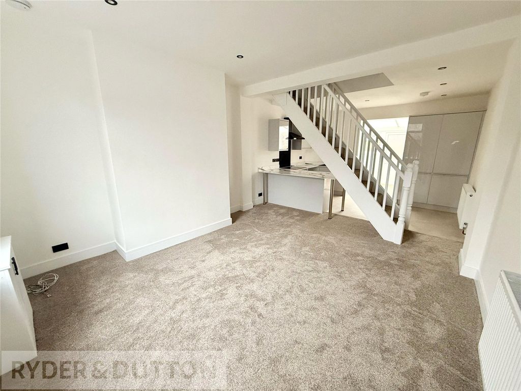 Property photo 2 of 18 Lounge