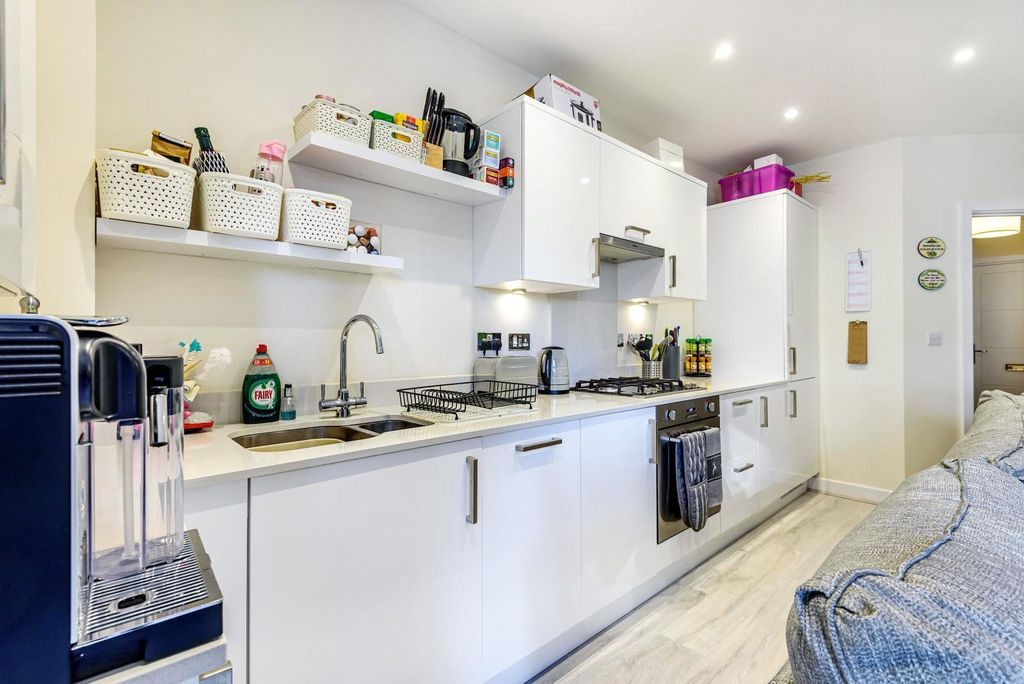 Property photo 2 of 9 Kitchen