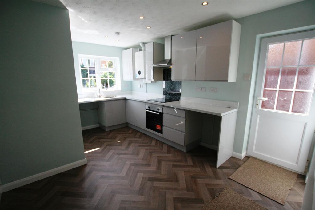 Property photo 2 of 7 Lobeliaclose,20Kitchen.Jpg