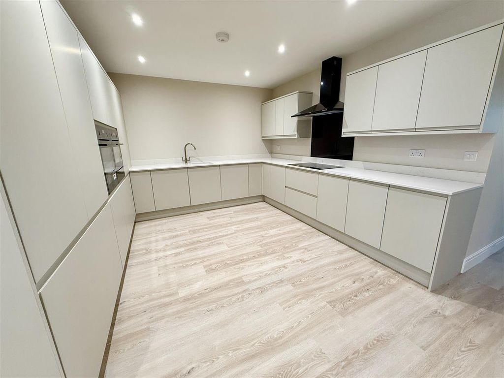 Property photo 3 of 33 Kitchen