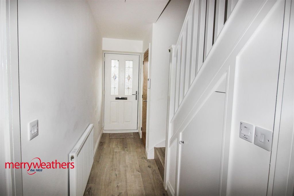 Property photo 3 of 15 Entrance Hallway