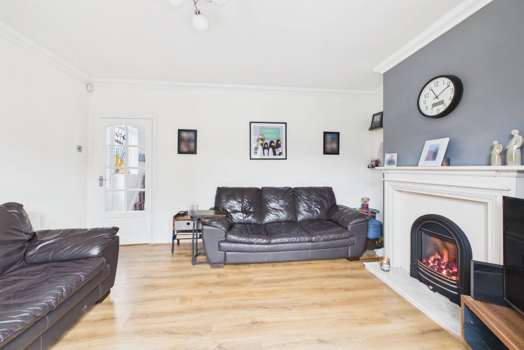 Property photo 3 of 16 Lounge