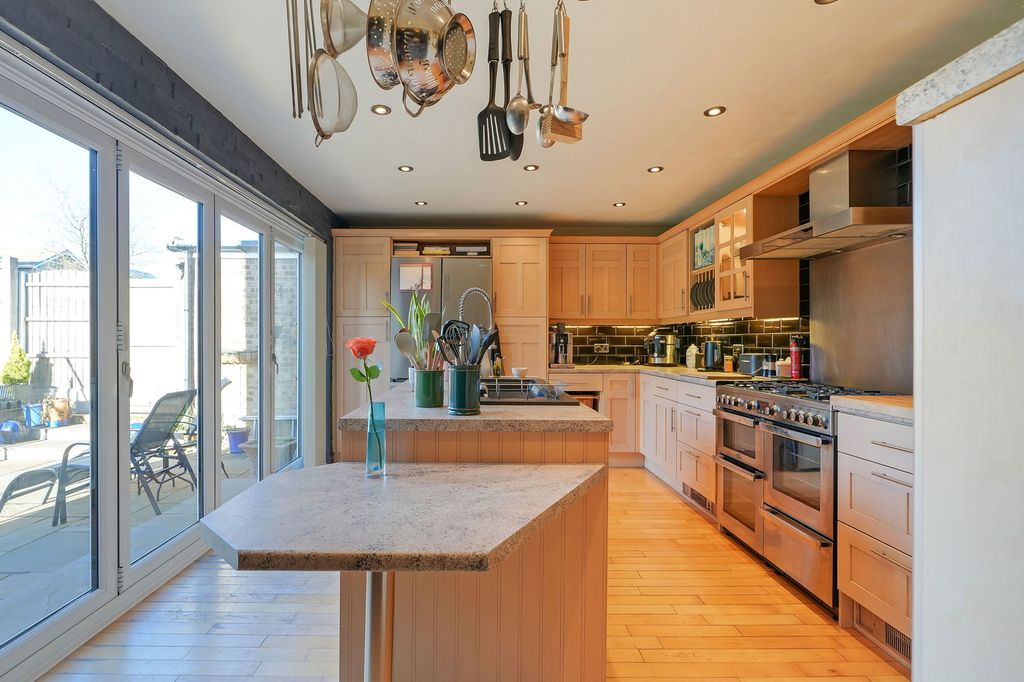 Property photo 3 of 27