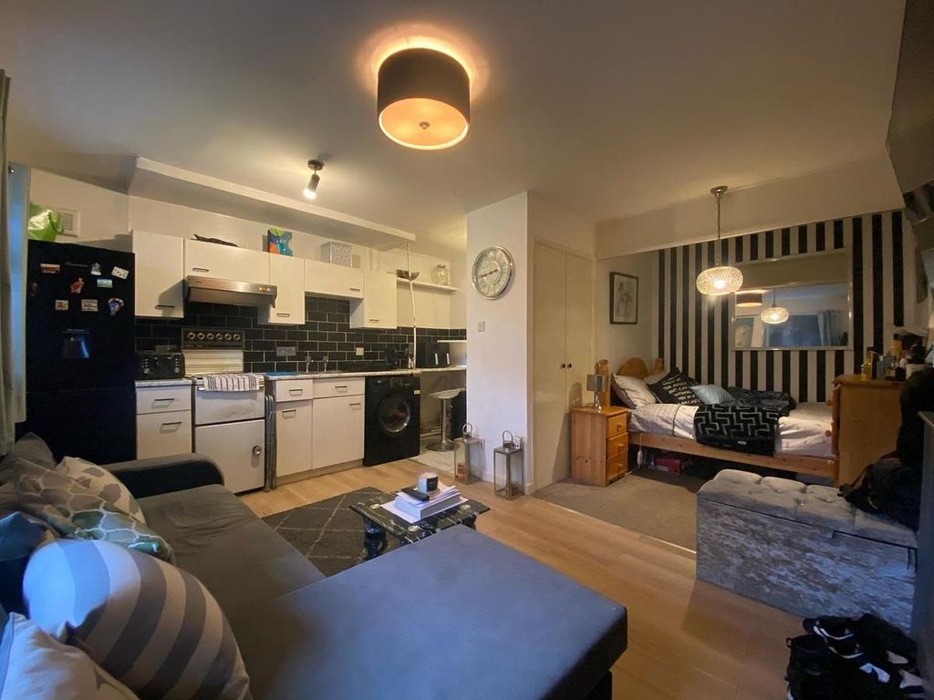 Property photo 2 of 10 Studio