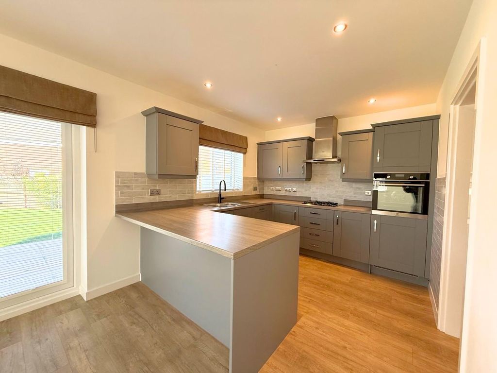 Property photo 2 of 22 Kitchen/Dining Room