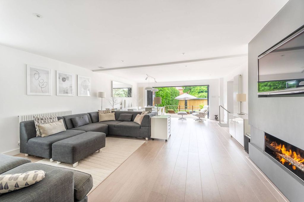 Property photo 2 of 26