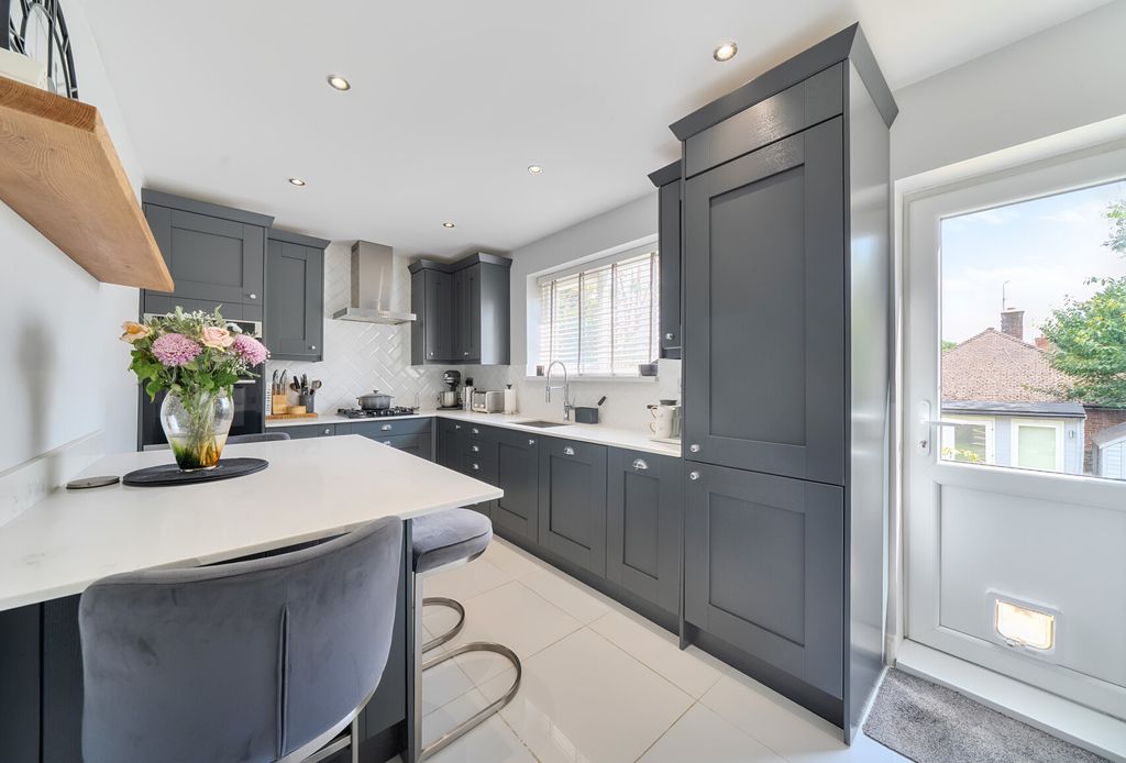 Property photo 2 of 13 1330413-7-688A2B8...
