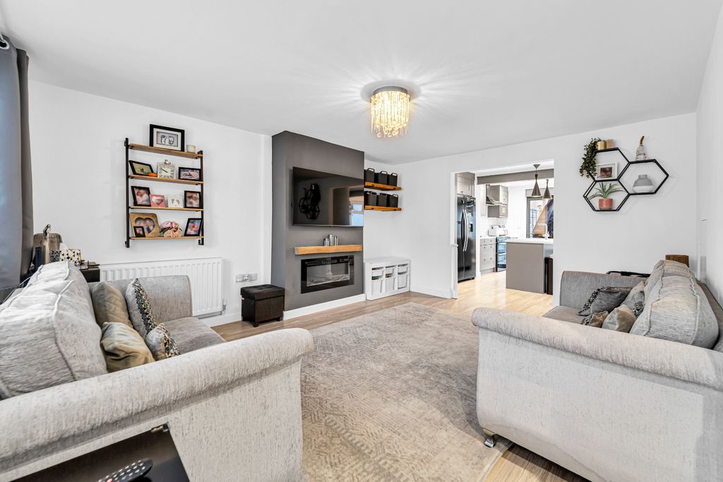 Property photo 3 of 17 4830074