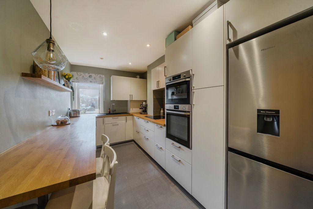 Property photo 3 of 18 Kitchen