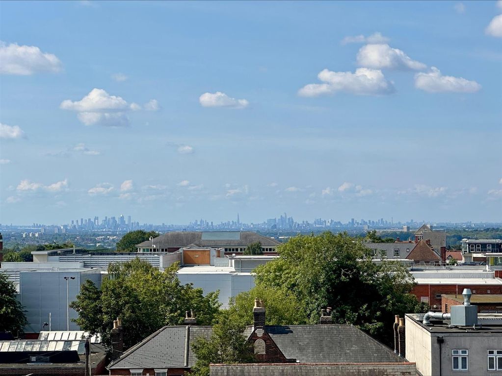 Property photo 3 of 17 80 Ingrave.Jpeg