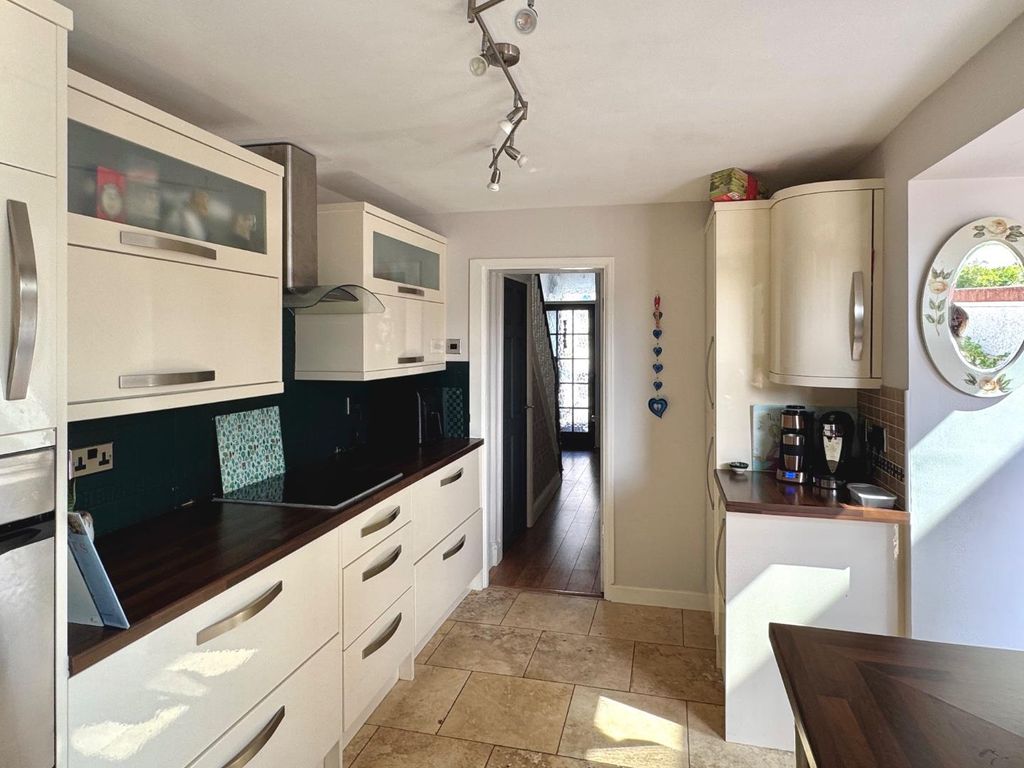 Property photo 2 of 24 Kitchen