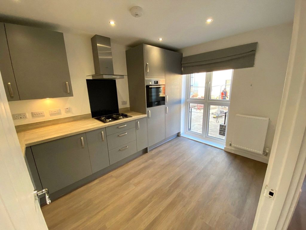 Property photo 3 of 11 Kitchen