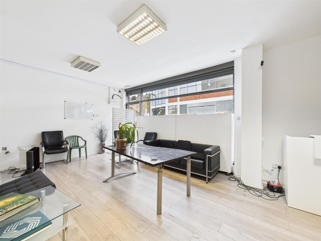 Property photo 2 of 9 Cam04237G0-Pr0222-Still002.Jpg