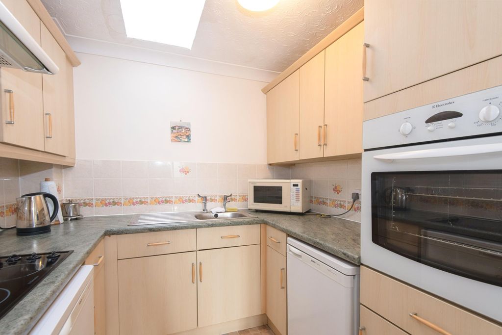 Property photo 2 of 9 Kitchen (2)