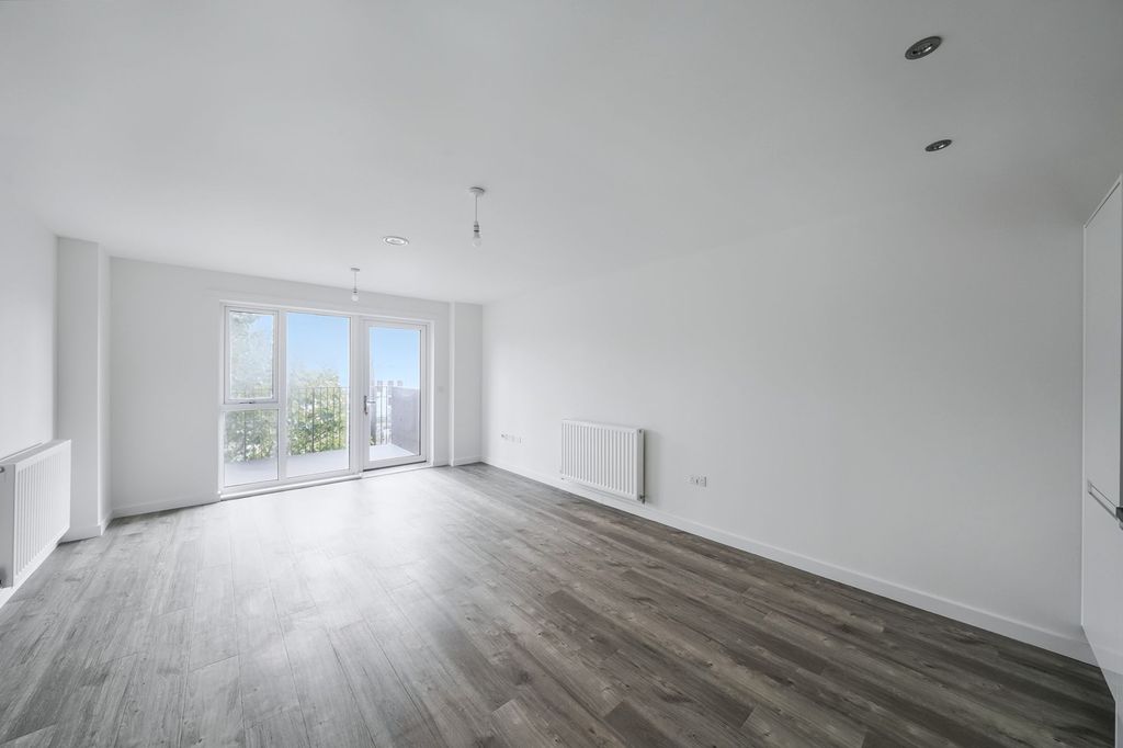 Property photo 3 of 11 Flat 7, Denman House, 1 New Road, Feltham Tw14 9Aj
