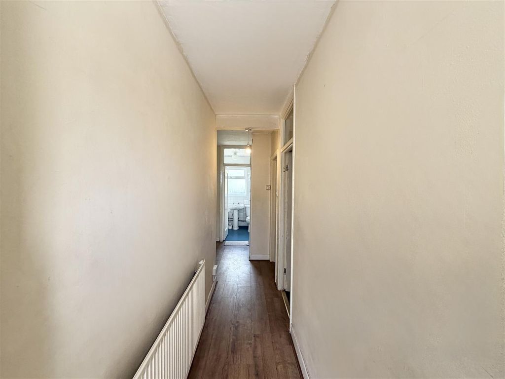 Property photo 2 of 11 Hallway