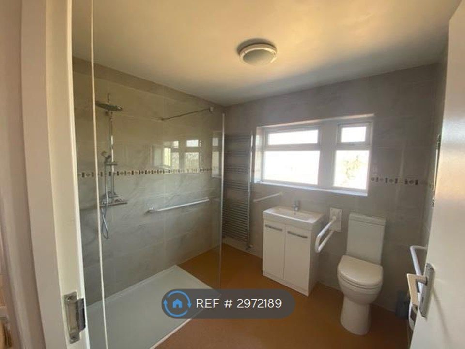 Property photo 2 of 11 Bathroom