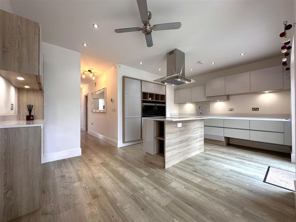 Property photo 2 of 27 Superb Dining Kitchen 141