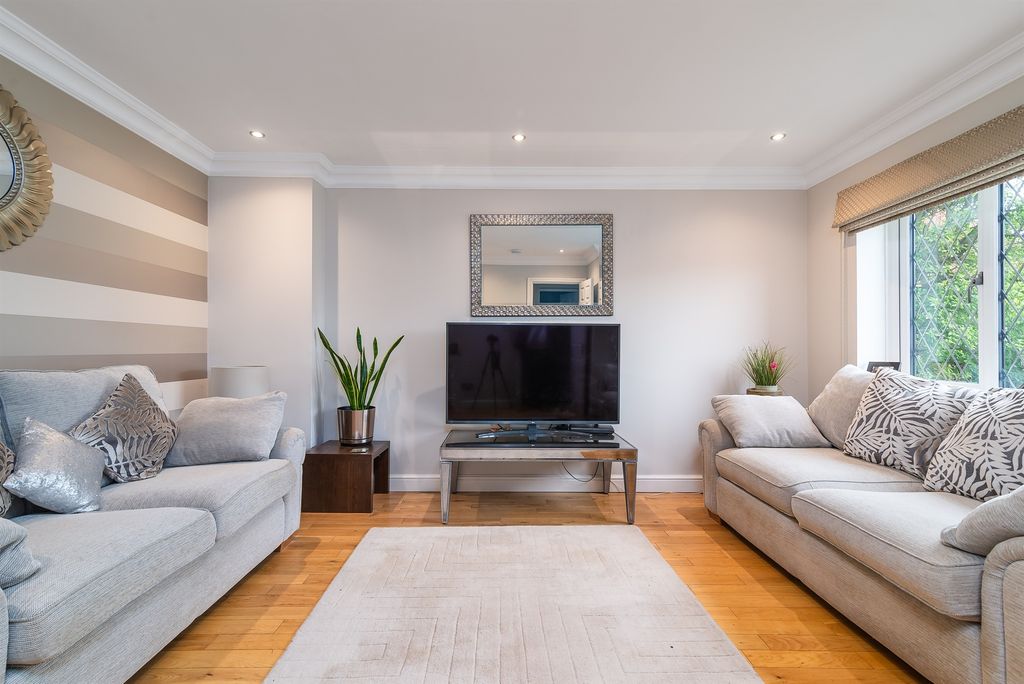 Property photo 3 of 18 Lounge